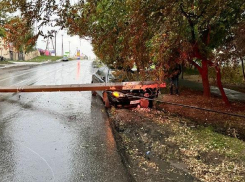В Новочеркасске иномарка снесла опору ЛЭП и обесточила район