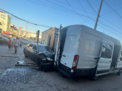 При столкновении трех автомобилей в Ростове травмы получил пешеход