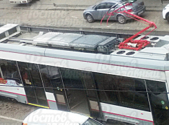 Вышибло стекла в ростовском трамвае от мощного взрыва баллона