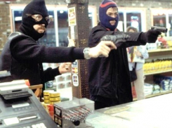  Двое мужчин в масках и с пистолетом совершили дерзкий налет на продуктовый магазин в Ростовской области