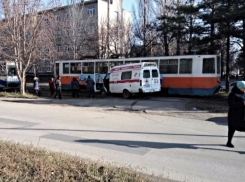 Трамвай раздавил автомобиль скорой помощи в Ростовской области