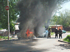Огромный столб огня на глазах у пожарных уничтожил иномарку в Ростове