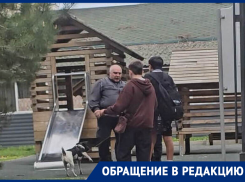 Мужчина напал на подростков-самокатчиков и попытался выгнать их с детской площадки в Ростове