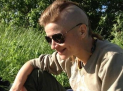 36-летняя голубоглазая женщина с татуировками и прической панка разыскивается в Ростовской области