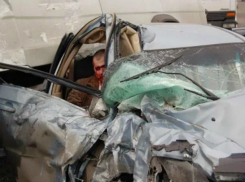 Попавших в ДТП с фурой мужчину и женщину пришлось вырезать из покореженной легковушки под Ростовом