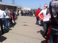 Огромная очередь из сотен людей у входа в зоопарк шокировала жителей Ростова