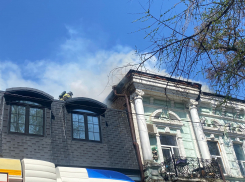 В центре Ростова загорелась крыша доходного дома Эрберга 