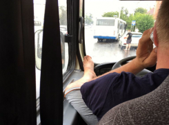 Задравший голые ноги и болтающий по телефону водитель маршрутки возмутил пассажиров в Ростове