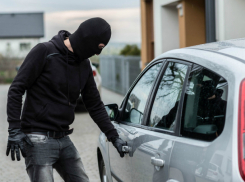 Лихой таксист не глядя угнал иномарку своего босса в Ростове