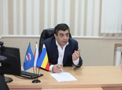 Вручал ранцы школьникам депутат гордумы Ростова Алико Степанов