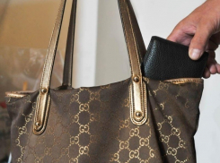 У невнимательной батайчанки в банке украли деньги 