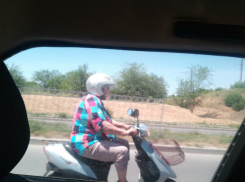 Мото-бабуля «поддала газку» на трассе под Ростовом, оставив «внучков» с открытыми ртами