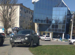 Молодая мать с коляской высказала эмоциональное возмущение ростовскому автохаму