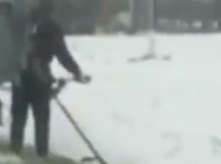 Убирающие траву вместо снега на ростовской трассе дорожники попали на видео