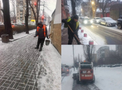 С раннего утра коммунальщики расчищают заснеженные дороги в Ростове 