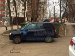 За неправильную парковку ростовского автохама «наградили» пакетом с мусором на зеркале