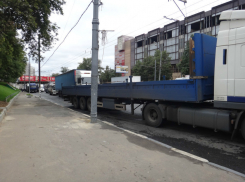 В Ростове предложили запретить фурам парковаться на проезжей части