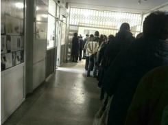 Огромной очередью в регистратуру «лечат» в поликлинике больных ростовчан 