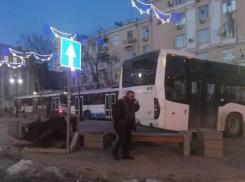 Врезавшийся в скамейку автобус в центре Ростова снял оператор «Блокнота»
