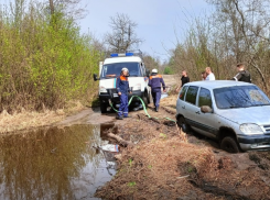 Спасатели помогли семье, чья машина застряла в глине в Ростовской области