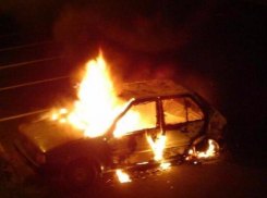 Огонь уничтожил два ВАЗа в Ростовской области