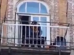 Диджей поднял настроение прохожим с балкона в центре Ростова