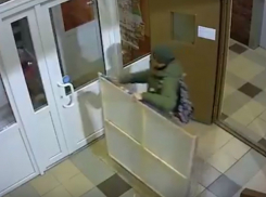 Комичная кража огромной картины из подъезда жилого дома попала на видео в Ростове