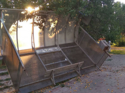 Ласковый летний ветерок уронил остановку и обвалил кладку дома в центре Ростова