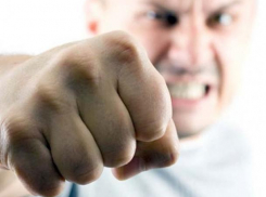 Агрессивный пациент нанес тяжелые повреждения врачу в Ростовской области и сбежал из больницы 