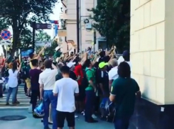 «Атаковавшие» отель со своими футболистами счастливые мексиканцы попали на видео в Ростове