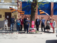 В Ростове активисты у стен украинского консульства  отметили годовщину трагедии в Одессе