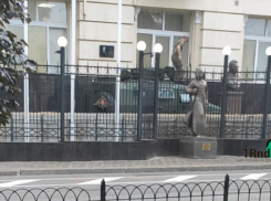 В Ростовском штабе ЮВО объяснили, зачем укрепили здание мешками с песком 