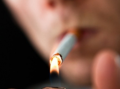 Ростовчанка возмущена любителем покурить в подъезде, чуть не покалечившим ее ребенка