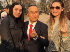 Наслаждался танцами и обнимал красивых девушек довольный посол Кореи в Ростове-на-Дону