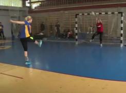 Футбольным мячом по лицу получила чемпионка из Ростова за любовь к «МЮ» и попала на видео