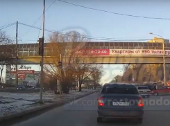 Самоуверенная автоледи спровоцировала глупое ДТП на дороге Ростова и попала на видео