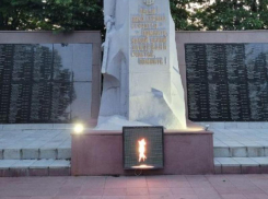 Экран с трансляцией Вечного огня установили у памятника в Ростовской области