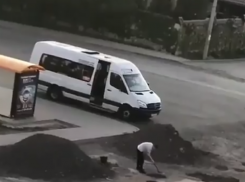 Уставший убивать машину на бездорожье ростовчанин в одиночку вышел на субботник вместо шашлыка
