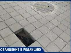 «Власти ждут, когда кто-то свернет шею?»: на Соборной площади под плиткой образовалась огромная яма