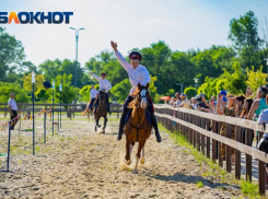 Казаки, шашки, лошади и салюты: покажем, как ростовчане отметили 350-летие со дня рождения Петра I