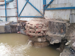 Забитая строителями элитного дома канализация вызвала потоп у речного вокзала Ростова