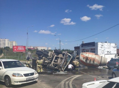 В Ростове перевернулся многотонный цементовоз и спровоцировал пробку