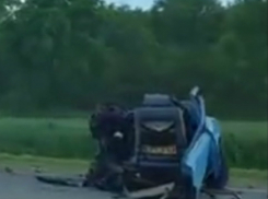 В чудовищной аварии на трассе между Ейском и Ростовом погиб человек и пополам разорвало автомобиль