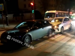 Спешили на вызов: автомобиль ДПС, прибывший на место аварии, сбил мотоциклиста в Ростове на видео 