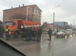 Переходивший дорогу мужчина погиб под колесами автомобиля в Ростове