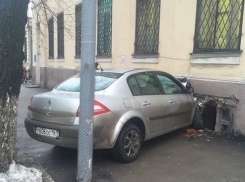 В центре Ростова водитель Renault влетел в здание больницы № 4