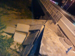 Мост на Вавилова через реку Темерник разрушается на глазах у пешеходов