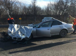 Водитель легковушки и его молодая пассажирка насмерть разбились о встречный грузовик под Ростовом