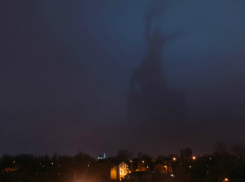 Исполинскую тень революции 1917 года в небе над Ростовом очевидцы сняли на фото