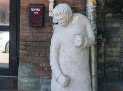 «Одна деталь меняет все»: каменный дворник перевоплотился в мастера единоборств во дворе Ростова